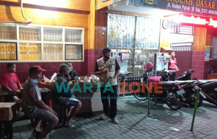 Foto: Sejumlah warga yang terdampak banjir sementara diungsikan di SD Al Furqon.