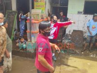 Foto: Dirut Perumdam Tirta Pandalungan Kabupaten Jember saat mengunjungi lokasi pasca banjir.