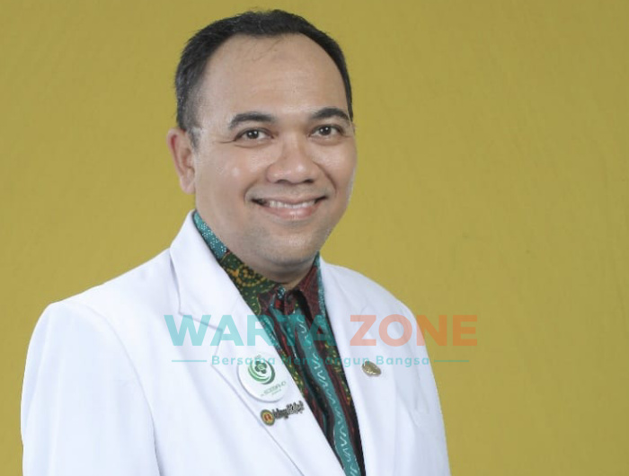 Foto: Dokter spesialis paru di Jember, dr. Angga Madro Rahardjo.