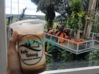 Menu Ice Coffee Durian, merupakan sajian baru Kafe yang terletak di atas pegunungan dengan ketinggian 40 meter yang berada di Kecamatan Sukorambi, Kabupaten Jember.