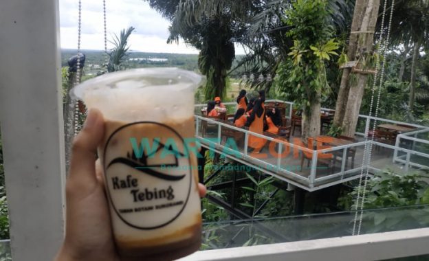 Menu Ice Coffee Durian, merupakan sajian baru Kafe yang terletak di atas pegunungan dengan ketinggian 40 meter yang berada di Kecamatan Sukorambi, Kabupaten Jember.