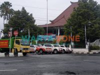 Gegara uang operasional BBM tak cair, para supir truk sampah di Jember kembalikan truk ke Pemerintah.