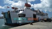 BERLABUH: Kapal Dharma Kartika III bersandar di Pelabuhan Kalianget beberapa waktu lalu (Foto: Abd. Wakid)