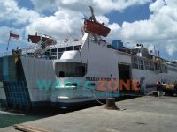 BERLABUH: Kapal Dharma Kartika III bersandar di Pelabuhan Kalianget beberapa waktu lalu (Foto: Abd. Wakid)