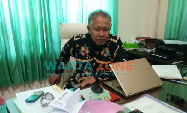 JELAS: Kepala DPK Sumenep, Achmad Masuni saat ditemui di ruang kerjanya beberapa waktu lalu (Foto: Abd. Wakid)
