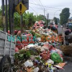 Foto: Sampah di Tempat Pembuangan Sementara (TPS) yang berlokasi di Jalan Karimata Kelurahan/Kecamatan Sumbersari, Jember, menumpuk dan hampir menutupi separuh jalan.