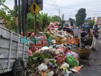 Foto: Sampah di Tempat Pembuangan Sementara (TPS) yang berlokasi di Jalan Karimata Kelurahan/Kecamatan Sumbersari, Jember, menumpuk dan hampir menutupi separuh jalan.