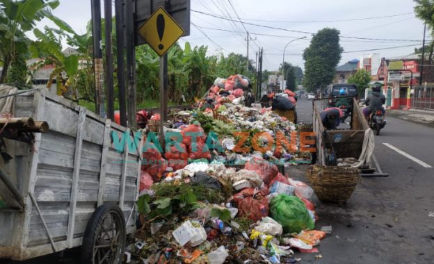 Foto: Sampah di Tempat Pembuangan Sementara (TPS) yang berlokasi di Jalan Karimata Kelurahan/Kecamatan Sumbersari, Jember, menumpuk dan hampir menutupi separuh jalan.