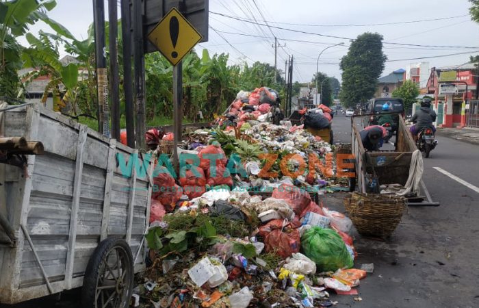 Foto: Sampah di Tempat Pembuangan Sementara (TPS) yang berlokasi di Jalan Karimata Kelurahan/Kecamatan Sumbersari, Jember, menumpuk dan hampir menutupi separuh jalan.