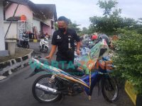 Foto: Pihak keamanan Stasiun Jember saat menunjukkan motor Yamaha Vega P 6591 NV yang terparkir di halaman Stasiun Jember, hampir satu tahun.
