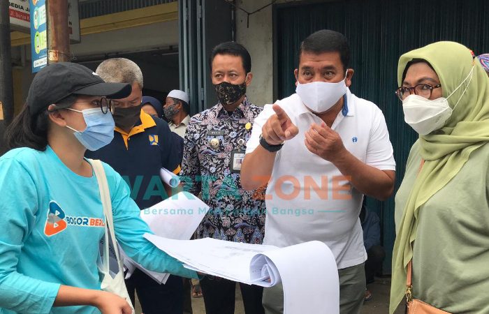 Sekda Kota Bogor, Syarifah Sofiah (kanan), saat melakukan peninjauan peningkatan jalan kawasan Suryakencana.