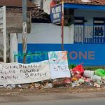 Gundukan sampah berserakan di Jalan Raya Desa Wonorejo, Kecamatan Kencong, Kabupaten Jember.