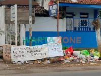 Gundukan sampah berserakan di Jalan Raya Desa Wonorejo, Kecamatan Kencong, Kabupaten Jember.