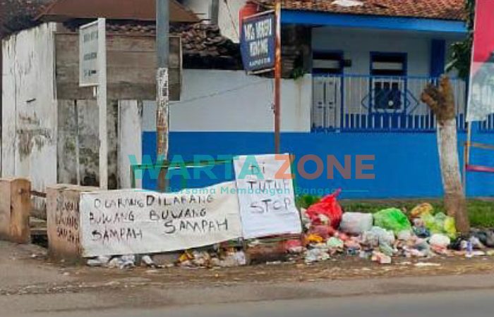 Gundukan sampah berserakan di Jalan Raya Desa Wonorejo, Kecamatan Kencong, Kabupaten Jember.