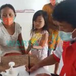 Foto: Petugas Kesehatan Posko Bencana sedang melayani warga yang datang meminta obat-obatan.