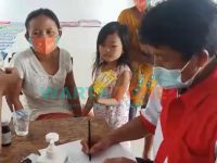 Foto: Petugas Kesehatan Posko Bencana sedang melayani warga yang datang meminta obat-obatan.