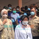 Foto: Bupati Jember Dr. Hj Faida mendampingi Menteri Sosial Tri Rismaharini, saat berkunjung ke lokasi becana banjir di Desa Wonoasri, Kecamatan Tempurejo, Kabupaten Jember.