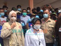Foto: Bupati Jember Dr. Hj Faida mendampingi Menteri Sosial Tri Rismaharini, saat berkunjung ke lokasi becana banjir di Desa Wonoasri, Kecamatan Tempurejo, Kabupaten Jember.