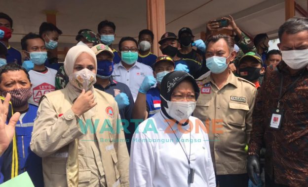 Foto: Bupati Jember Dr. Hj Faida mendampingi Menteri Sosial Tri Rismaharini, saat berkunjung ke lokasi becana banjir di Desa Wonoasri, Kecamatan Tempurejo, Kabupaten Jember.