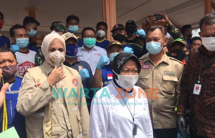 Foto: Bupati Jember Dr. Hj Faida mendampingi Menteri Sosial Tri Rismaharini, saat berkunjung ke lokasi becana banjir di Desa Wonoasri, Kecamatan Tempurejo, Kabupaten Jember.