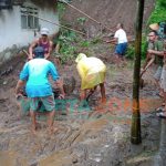 Foto: Sejumlah warga setempat dan relawan BPBD Jember, beserta Anggota Koramil maupun Anggota Mapolsek Ledokombo, saat membersihkan longsoran yang ada di sekitar musala.