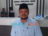Komisioner KPU Sumenep, Rafiqi, saat diwawancara sejumlah media, beberapa waktu lalu (Foto: Abd. Wakid)
