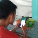 Salah seorang warga Desa Lobuk, Kecamatan Bluto, Sumenep, saat mencoba menikmati aplikasi BALADA dengan mengunduh di PlayStore.