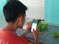 Salah seorang warga Desa Lobuk, Kecamatan Bluto, Sumenep, saat mencoba menikmati aplikasi BALADA dengan mengunduh di PlayStore.