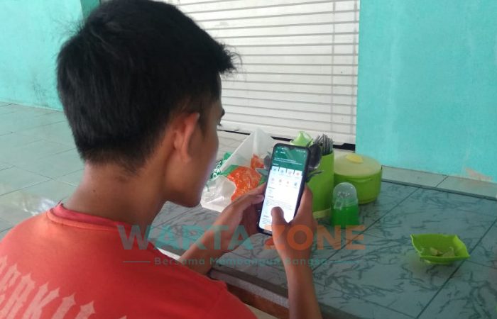 Salah seorang warga Desa Lobuk, Kecamatan Bluto, Sumenep, saat mencoba menikmati aplikasi BALADA dengan mengunduh di PlayStore.