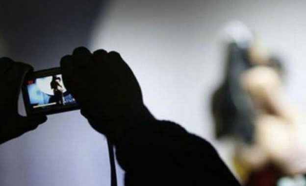 Ilustrasi nonton video syur. (Foto: Google)