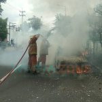 Foto: Mobil Sedan bernopol P 1232 GG terbakar di Jalan Raya Letjen Sutoyo Dusun Kramat, Desa Kranjingan, Kecamatan Sumbersari, Jember.