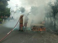 Foto: Mobil Sedan bernopol P 1232 GG terbakar di Jalan Raya Letjen Sutoyo Dusun Kramat, Desa Kranjingan, Kecamatan Sumbersari, Jember.