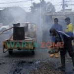 Foto: Kegiatan penambalan jalanan berlubang di kawasan kota Jember.
