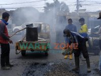 Foto: Kegiatan penambalan jalanan berlubang di kawasan kota Jember.