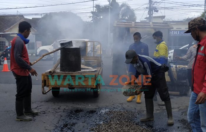 Foto: Kegiatan penambalan jalanan berlubang di kawasan kota Jember.