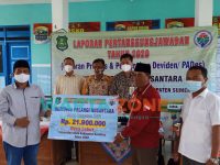 SIMBOLIS: Serah terima deviden atau PADes tahun 2020, dari Direktur BUMDes Pelangi Nusantara, Suparyono kepada Kepala Desa Lobuk, Mohammad Shaleh.