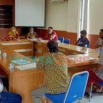 MELAPOR: Sejumlah warga Desa Errabu Kecamatan Bluto saat audiensi dengan Inspektorat Sumenep (Foto: Abd Wakid)