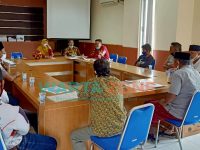 MELAPOR: Sejumlah warga Desa Errabu Kecamatan Bluto saat audiensi dengan Inspektorat Sumenep (Foto: Abd Wakid)