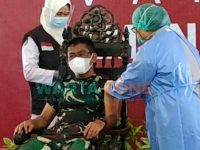 DISUNTIK: Dandim 0827 Sumenep, Letkol Inf Nurcholis saat menerima vaksinasi pertama di Pendopo Agung Keraton (Foto: Abd Wakid)