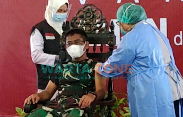DISUNTIK: Dandim 0827 Sumenep, Letkol Inf Nurcholis saat menerima vaksinasi pertama di Pendopo Agung Keraton (Foto: Abd Wakid)