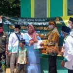 Wakil Bupati Sumenep, Achmad Fauzi, saat menyerahkan secara simbolis bantuan Bedah Rumah Mustahik Baznas (BRMB), di Desa Kasengan, Kecamatan Manding.