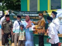 Wakil Bupati Sumenep, Achmad Fauzi, saat menyerahkan secara simbolis bantuan Bedah Rumah Mustahik Baznas (BRMB), di Desa Kasengan, Kecamatan Manding.