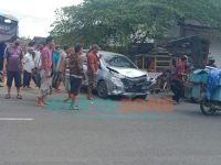 PENYOK: Mobil Toyota Calya usai tabrakan di Jalan Lingkar Barat Sumenep (Foto: Dok. Wartazone)