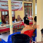 Kepala Desa Jate, Pulau Giliraja, Kecamatan Giligenting, Sumenep, Lismawati, saat memimpin jalannya musyawarah perencanaan pembangunan desa (Musrenbangdes) di pendopo desa setempat.
