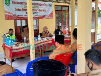 Kepala Desa Jate, Pulau Giliraja, Kecamatan Giligenting, Sumenep, Lismawati, saat memimpin jalannya musyawarah perencanaan pembangunan desa (Musrenbangdes) di pendopo desa setempat.