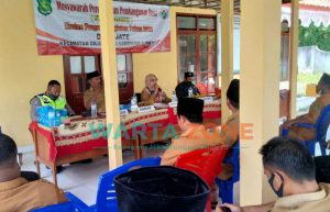 Kepala Desa Jate, Pulau Giliraja, Kecamatan Giligenting, Sumenep, Lismawati, saat memimpin jalannya musyawarah perencanaan pembangunan desa (Musrenbangdes) di pendopo desa setempat.