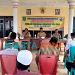 Pjs. Kepala desa Lombang, Pulau Giliraja, Kecamatan Giligenting, Sumenep, Ali Bangsul, saat memimpin jalannya musyawarah perencanaan pembangunan desa (Musrenbangdes) di pendopo desa setempat.