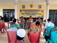 Pjs. Kepala desa Lombang, Pulau Giliraja, Kecamatan Giligenting, Sumenep, Ali Bangsul, saat memimpin jalannya musyawarah perencanaan pembangunan desa (Musrenbangdes) di pendopo desa setempat.