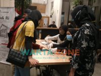 Foto: Antrian pembelian tiket dan penukaran tiket di lobby bioskop Kota Cinema Mall (KCM) Jember.