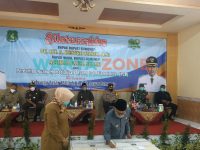 DITANDATANGANI: Direktur RSUDMA, dr. Erliyati, saat mendampingi Bupati Sumenep, A. Busyro Karim, dalam peresmian ruang hemodialisa dan laboratorium molekuler (PCR).(Foto: Abd Wakid)